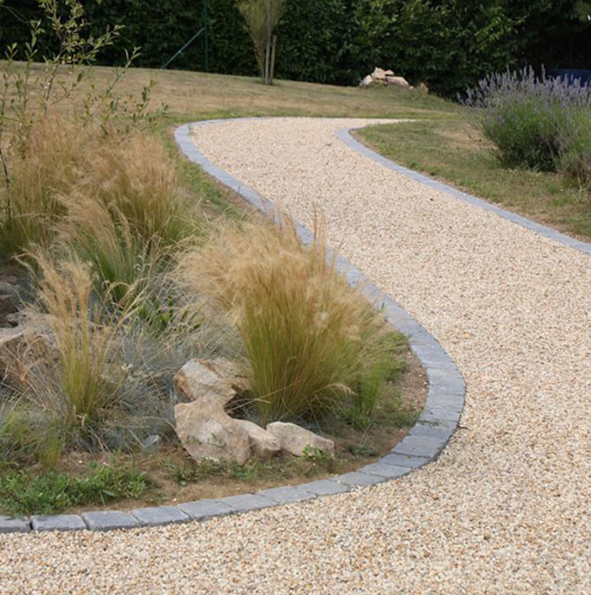 Béton stabilisé : une solution durable pour allées et jardins