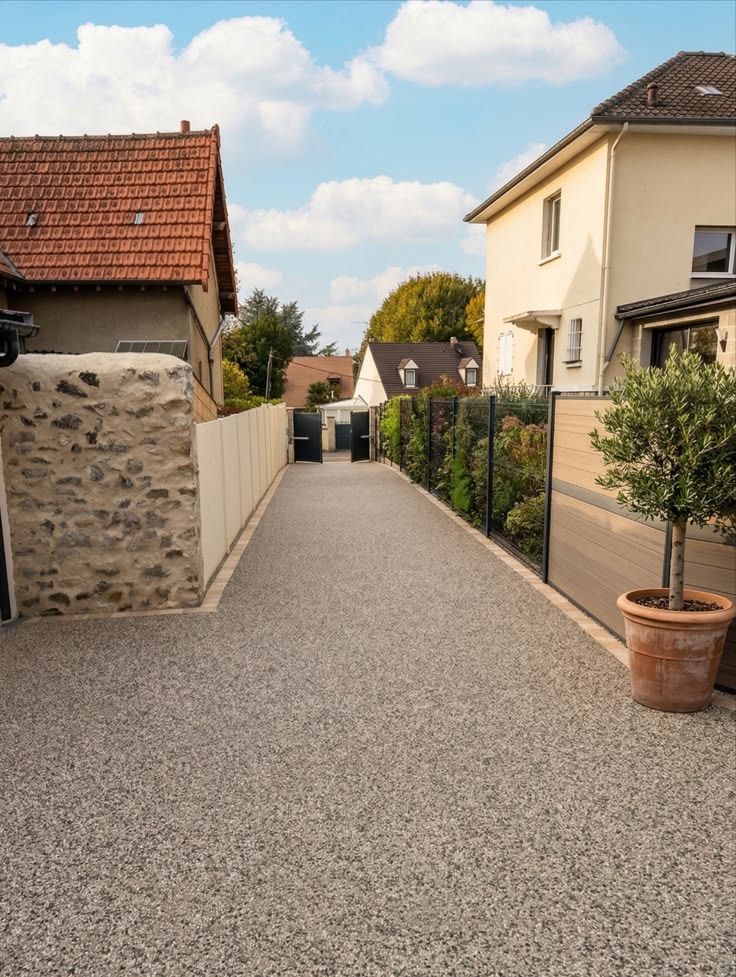 Entrée de propriété en béton désactivé réalisée par Stabilisols en Île-de-France
